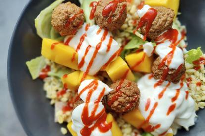 Snelle frisse lunchsalade met vegetarische balletjes en mango