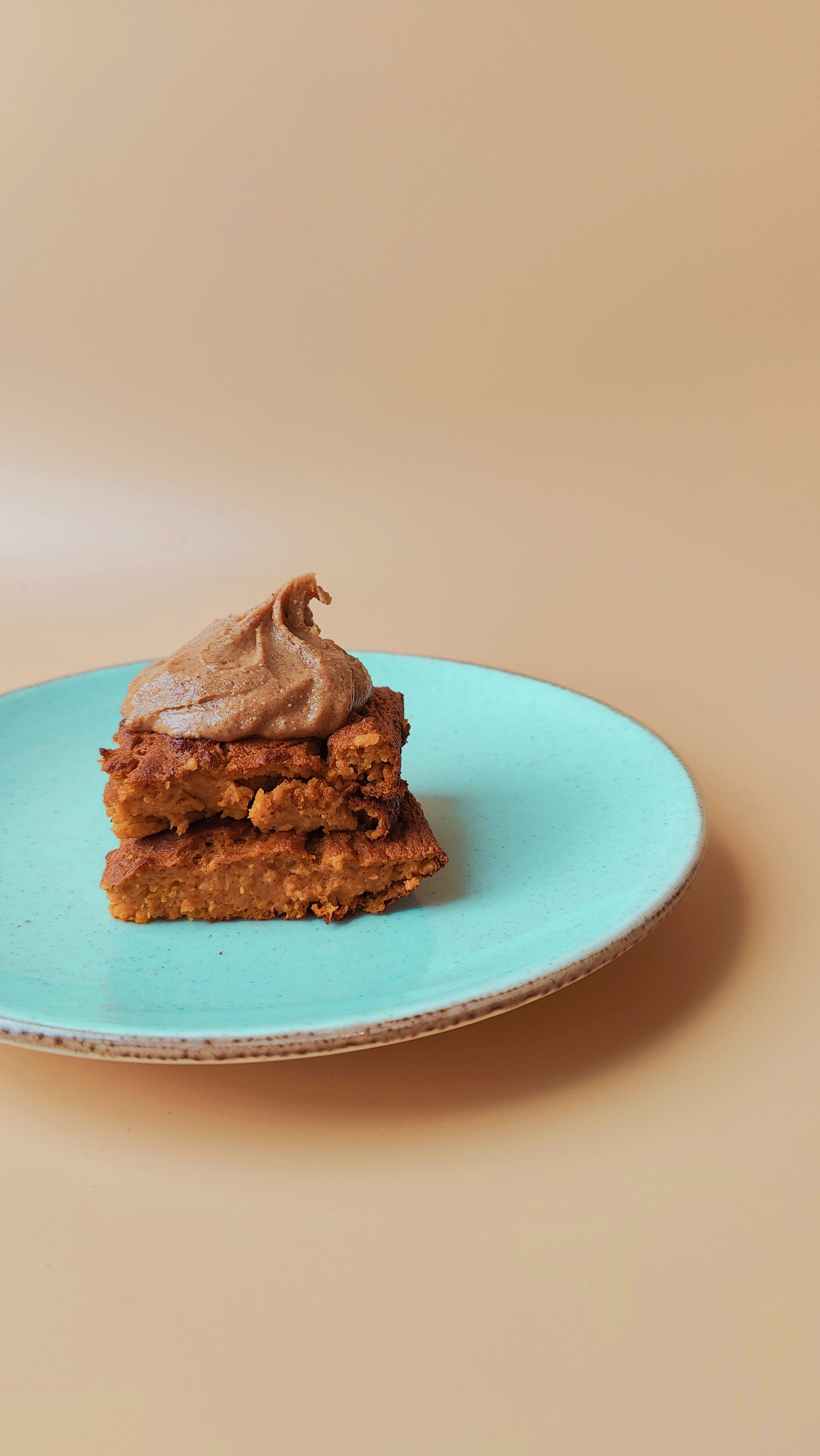 Wortelgebak met pindakaas topping