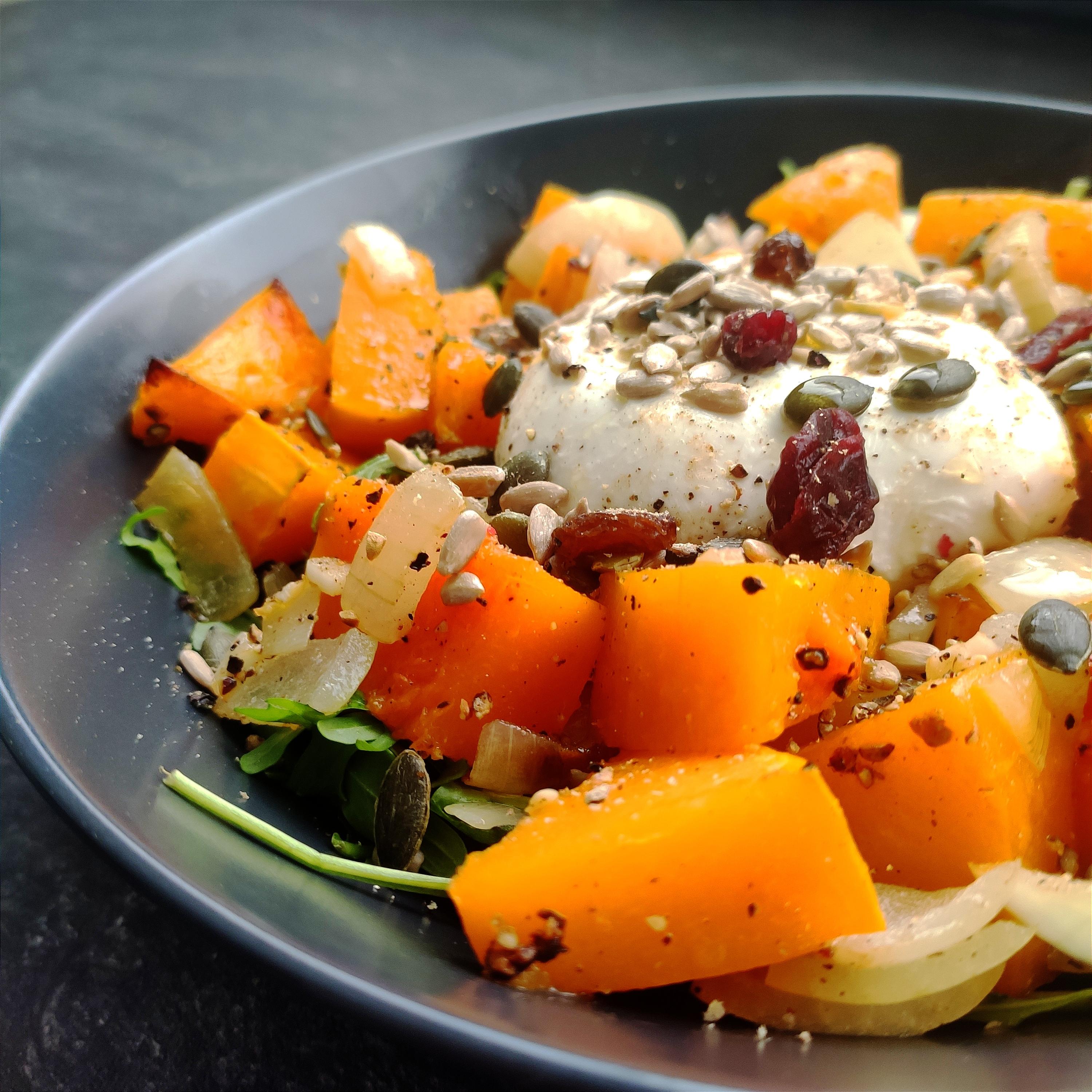Lauwwarme pompoensalade met burrata en pittenmix