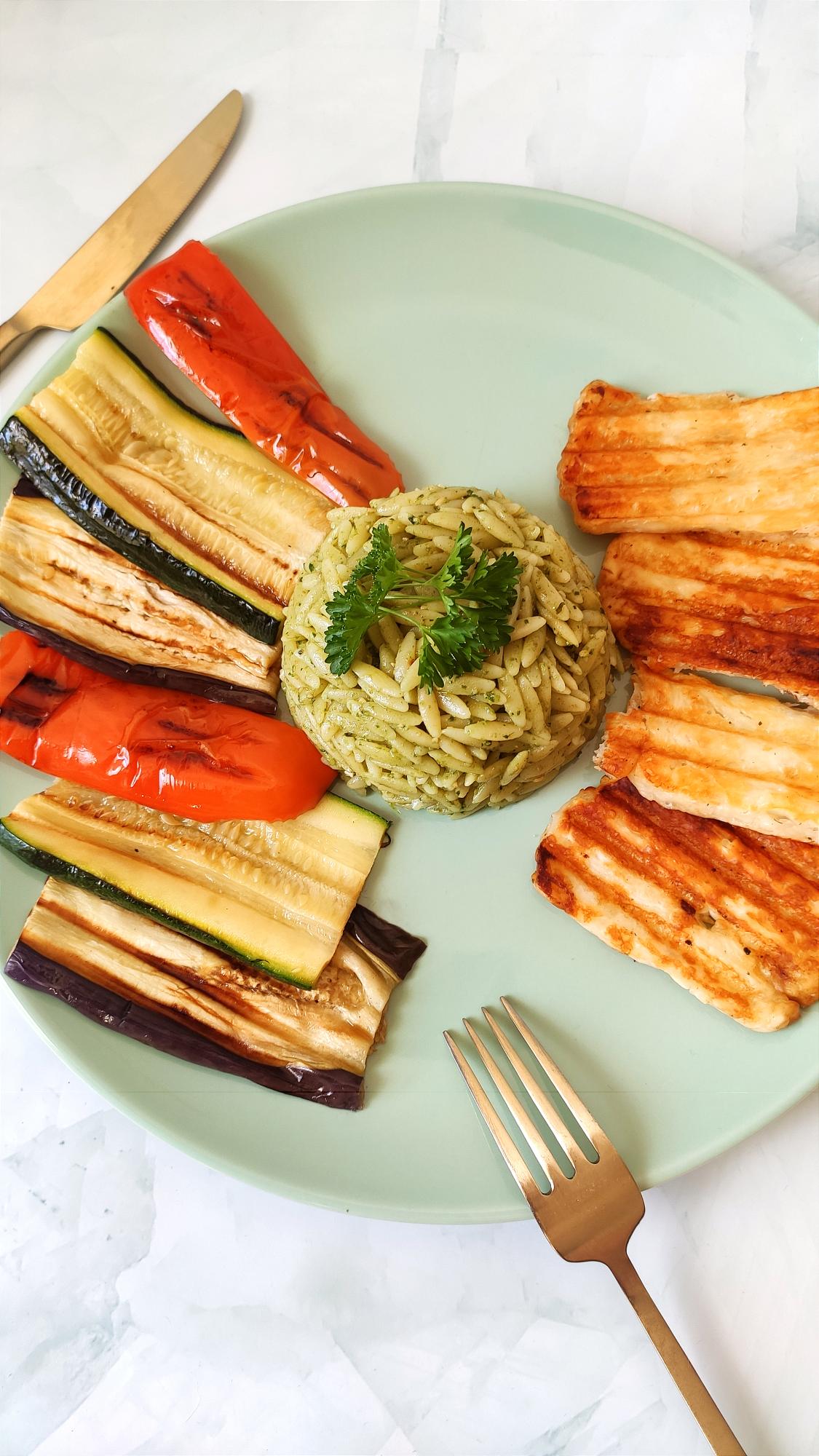 Gegrilde vegetarische schotel met orzo en halloumi