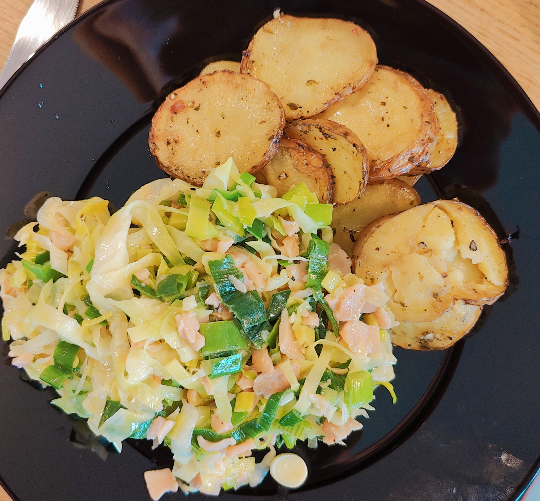 Prei met warm gerookte zalm en aardappelen uit de oven 