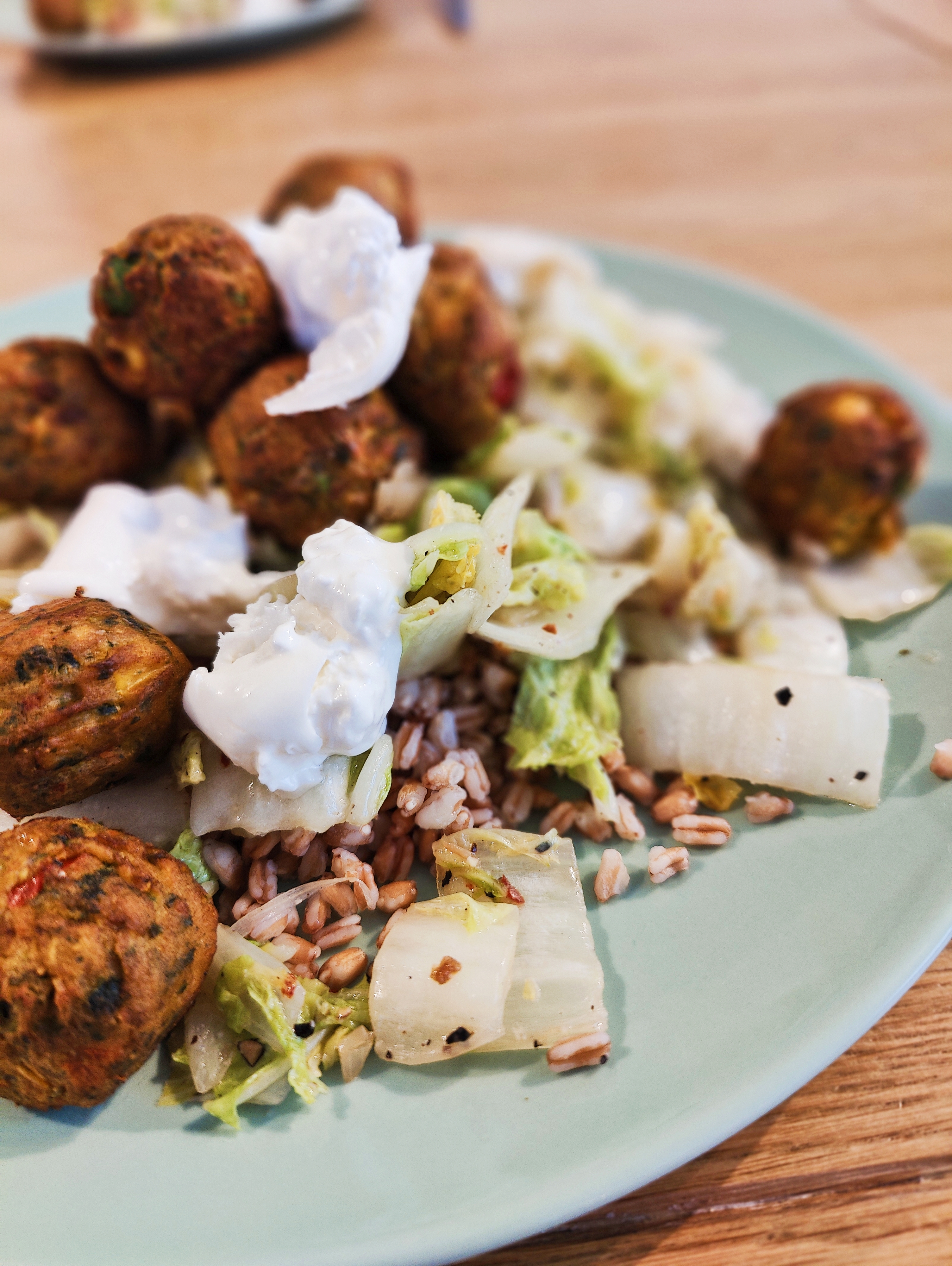 Hapklaaradvies - Groenteballetjes van de IKEA op een bedje van spelt en chinese kool 