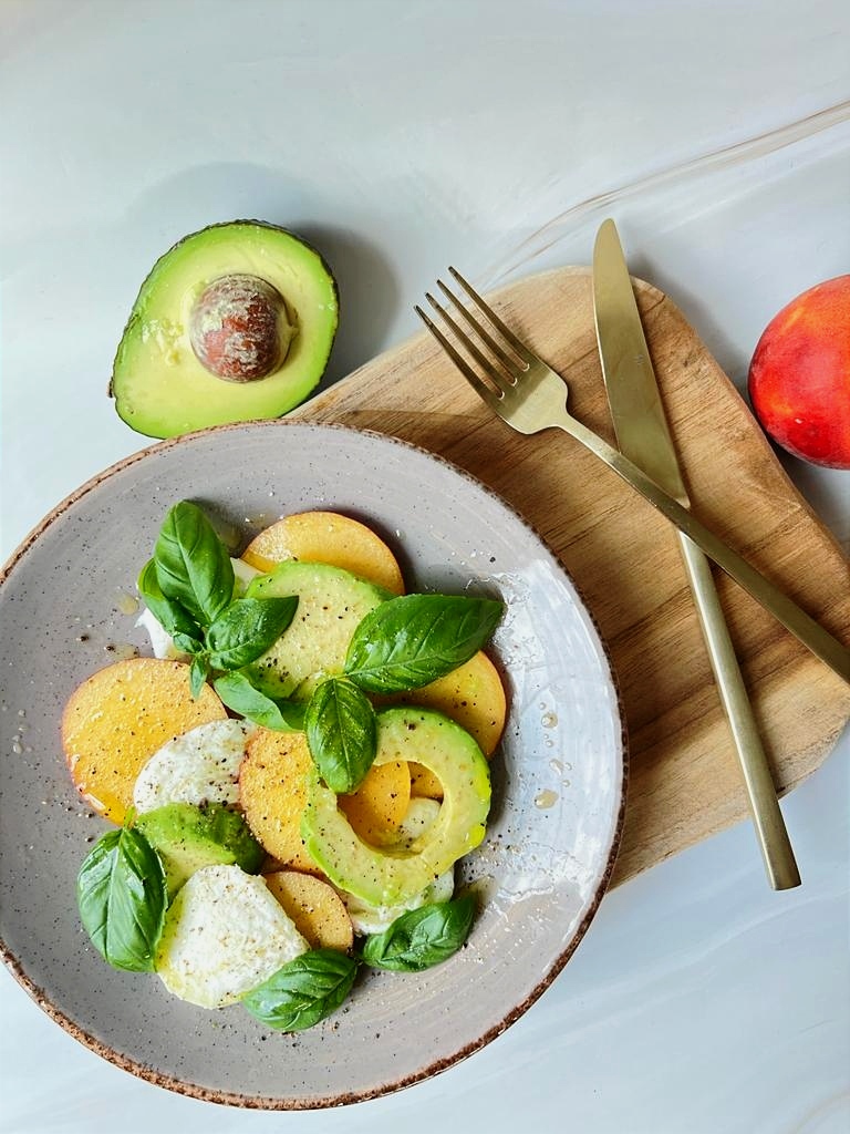 Hapklaaradvies - Caprese mozzarella, avocado & nectarine