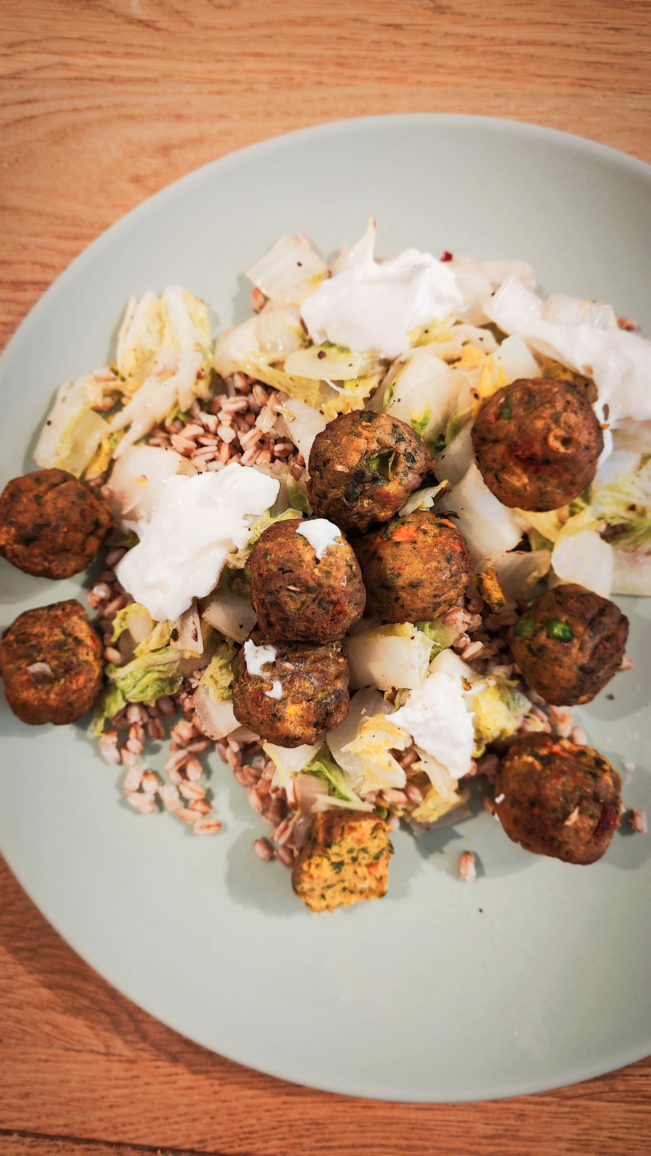 Hapklaaradvies - Groenteballetjes van de IKEA op een bedje van spelt en chinese kool 