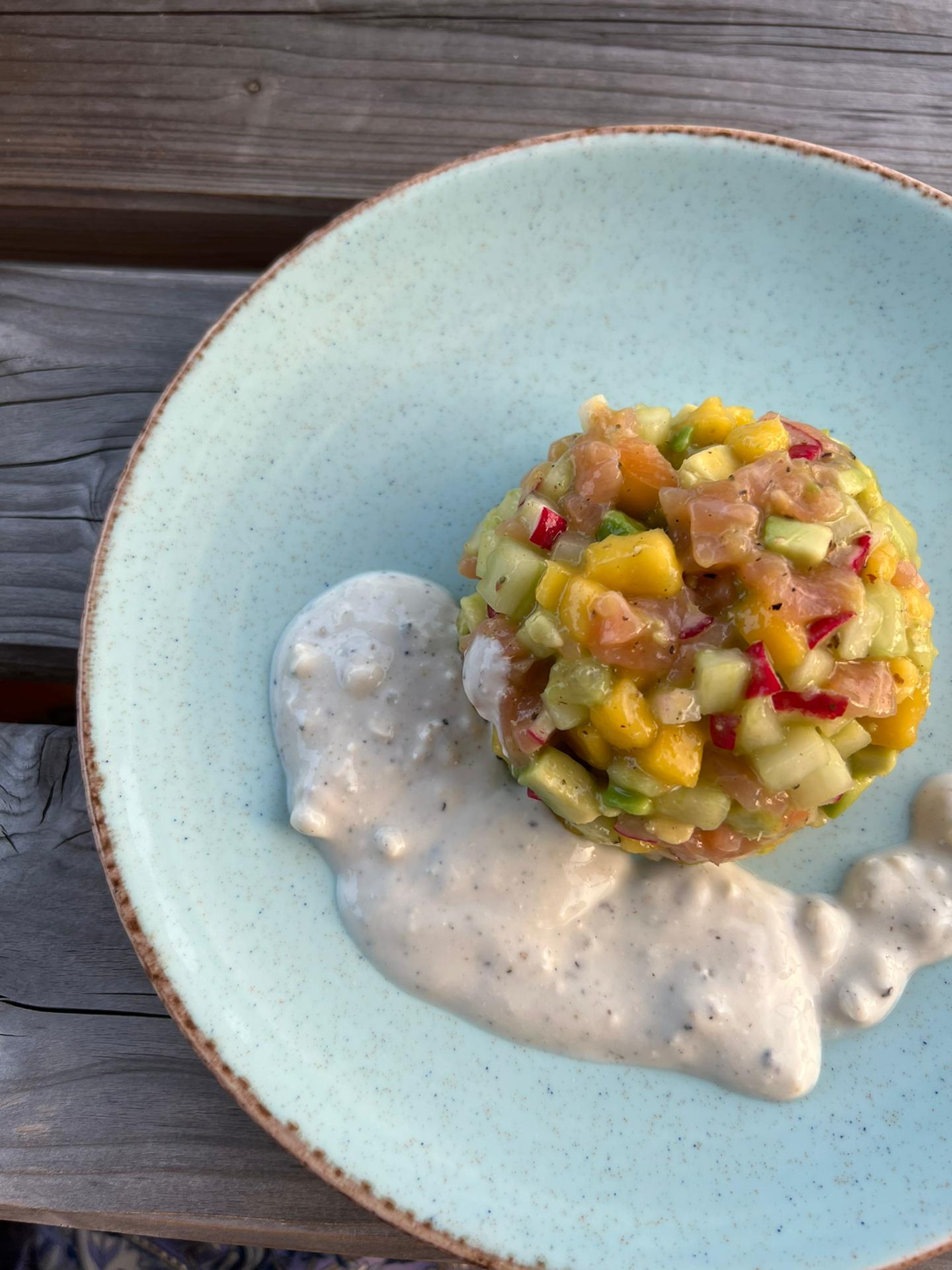 Tartaar van gerookte zalm, mango en avocado met blauwe kaas dressing