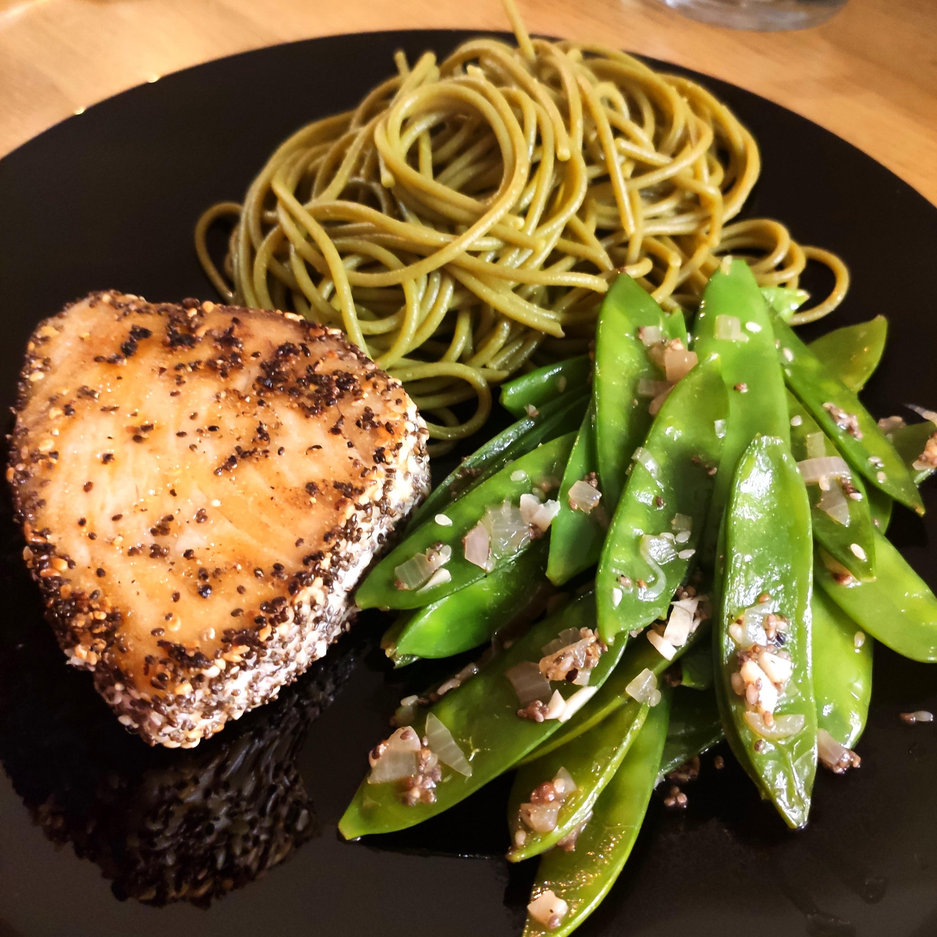 Tonijnsteak met sesamkorstje en spinazie spaghetti 