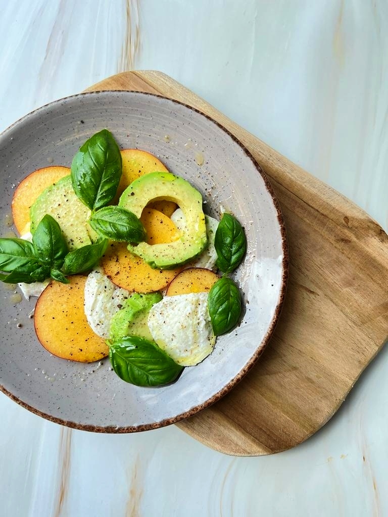 Hapklaaradvies - Caprese mozzarella, avocado & nectarine