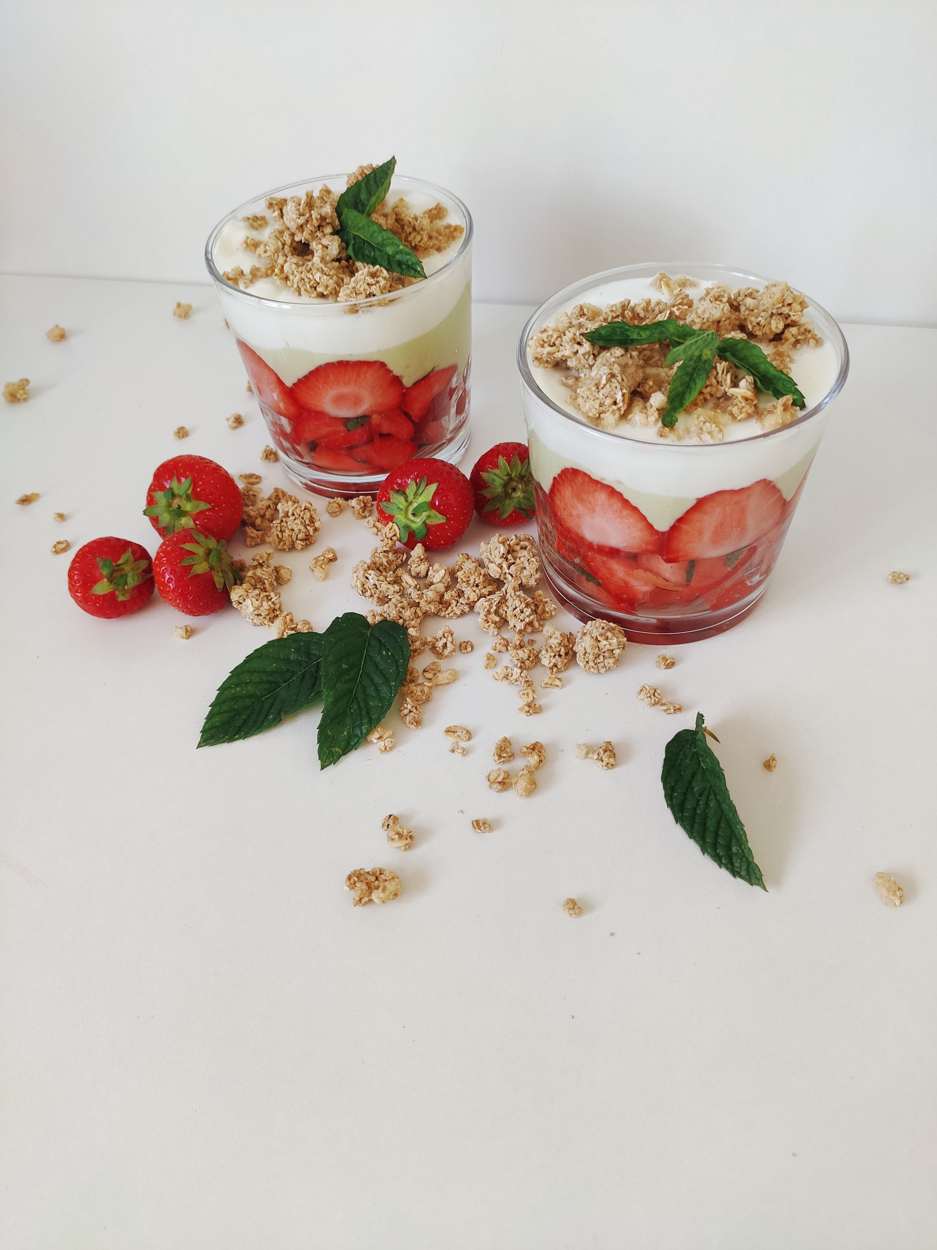 Avocado-bananenmousse met platte kaas en aardbeien 