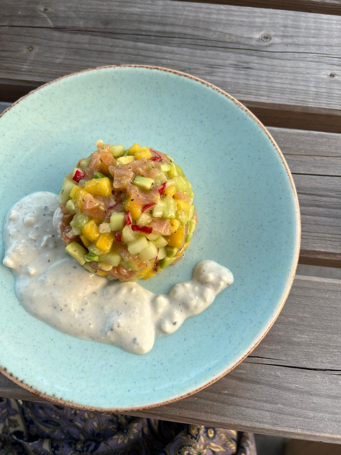 Hapklaaradvies - Tartaar van gerookte zalm, mango en avocado met blauwe kaas dressing