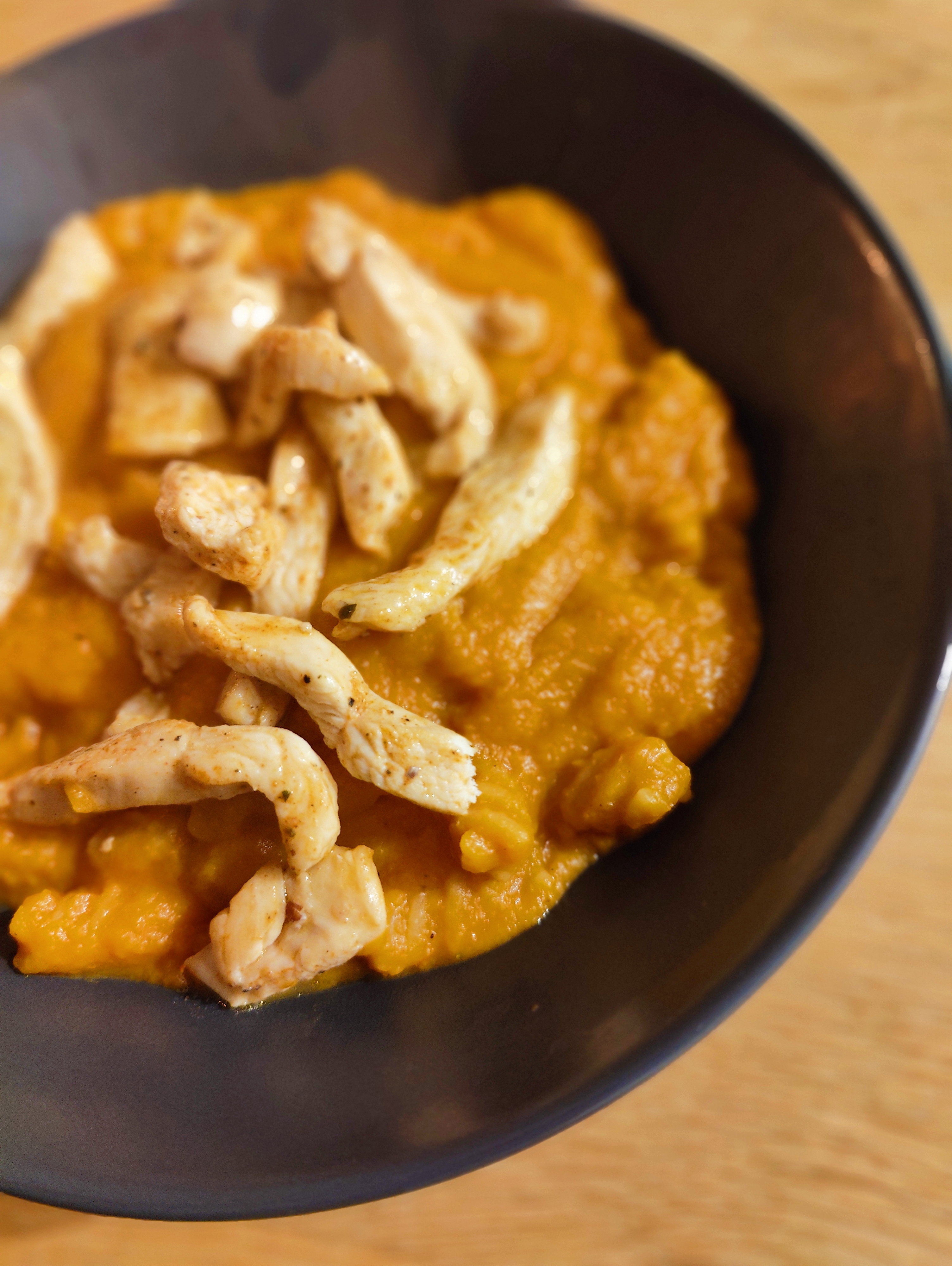 Hapklaaradvies - Pasta in pittige butternutcrème met kippenreepjes